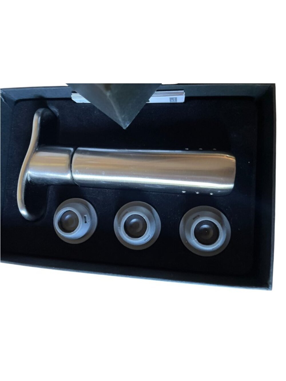 Le Creuset Metal Wine Pump and 3 Stoppers Silver Wedding Gift - Picture 7 of 16